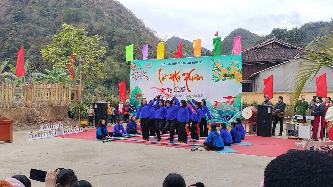 Hình ảnh giáo viên và trẻ tham gia Hội xuân
